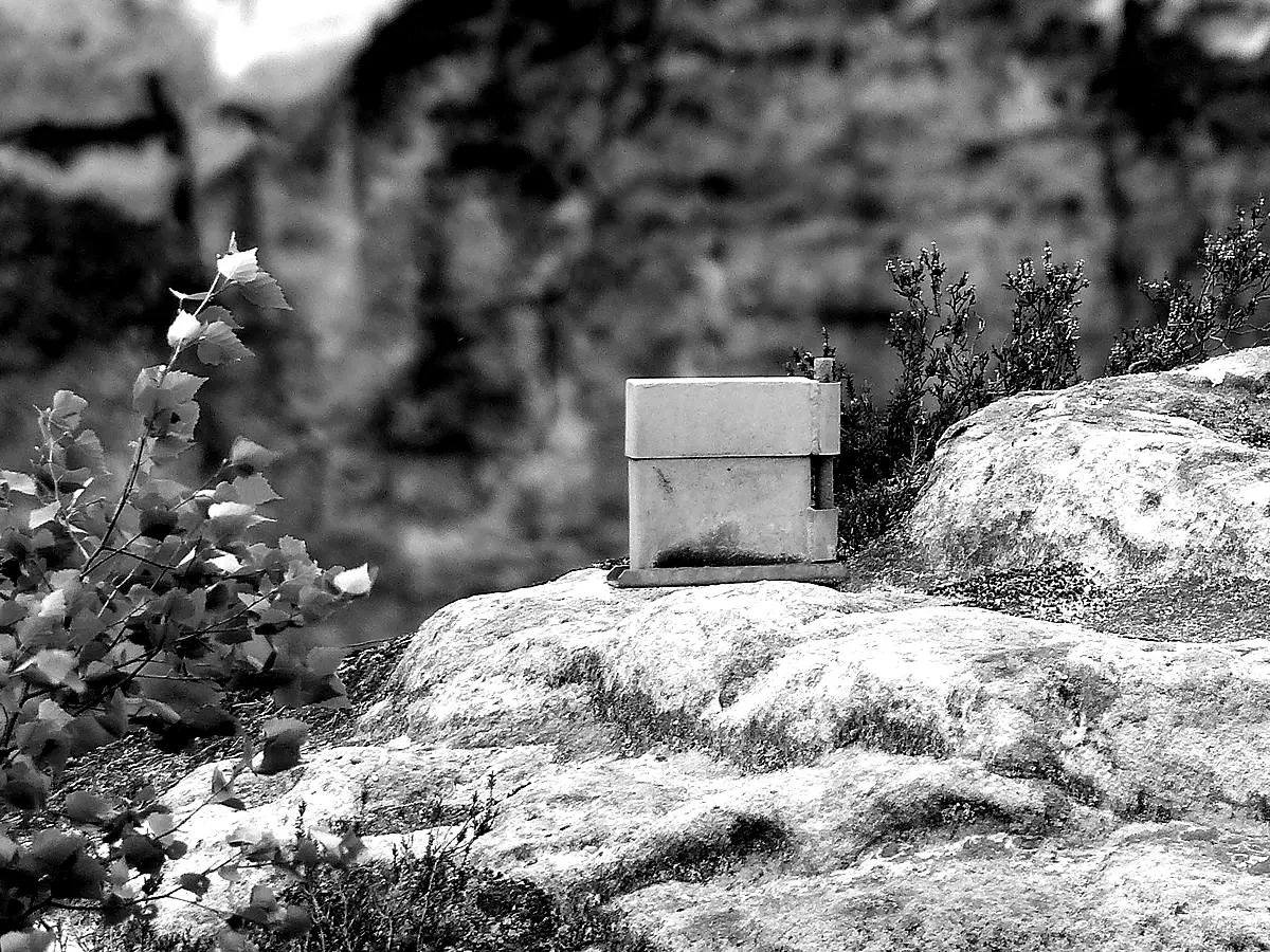 Gipfelbuchkassette auf einem Sandsteingipfel in der Sächsischen Schweiz